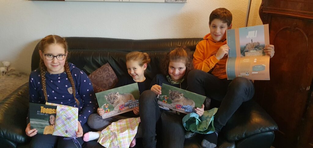 Kinder mit Verteilkalendern