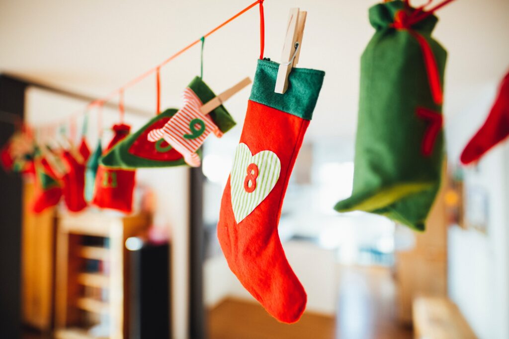 Ein Adventskalender hängt an einer Schnur quer durch den Raum.