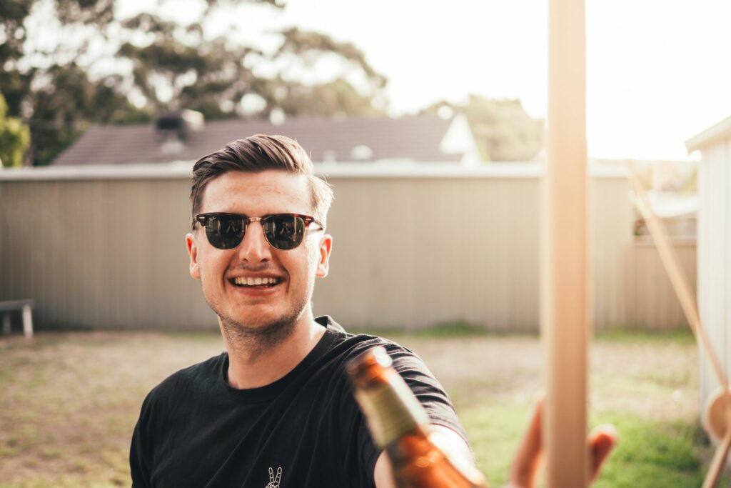 Einem Mann wird ein Bier gereicht