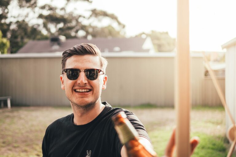 Einem Mann wird ein Bier gereicht
