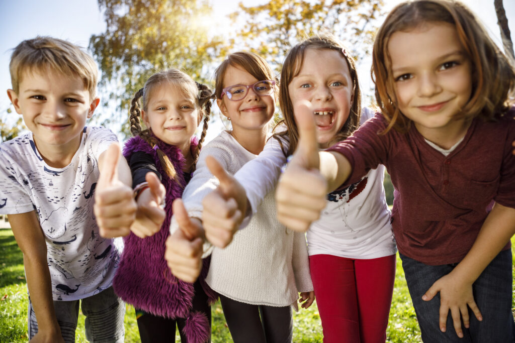 fünf Kinder mit Daumen hoch
