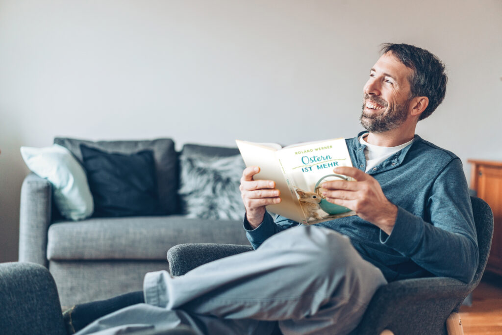 Man liest das Buch "Ostern ist mehr" und lacht