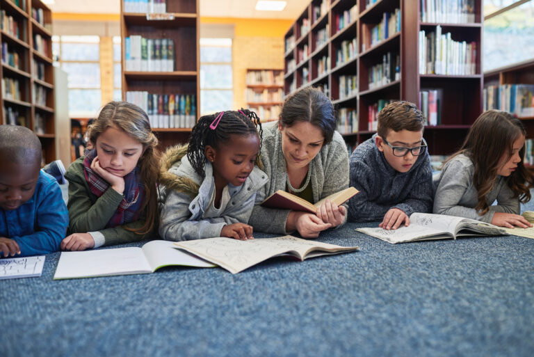 Schüler beim Lesen
