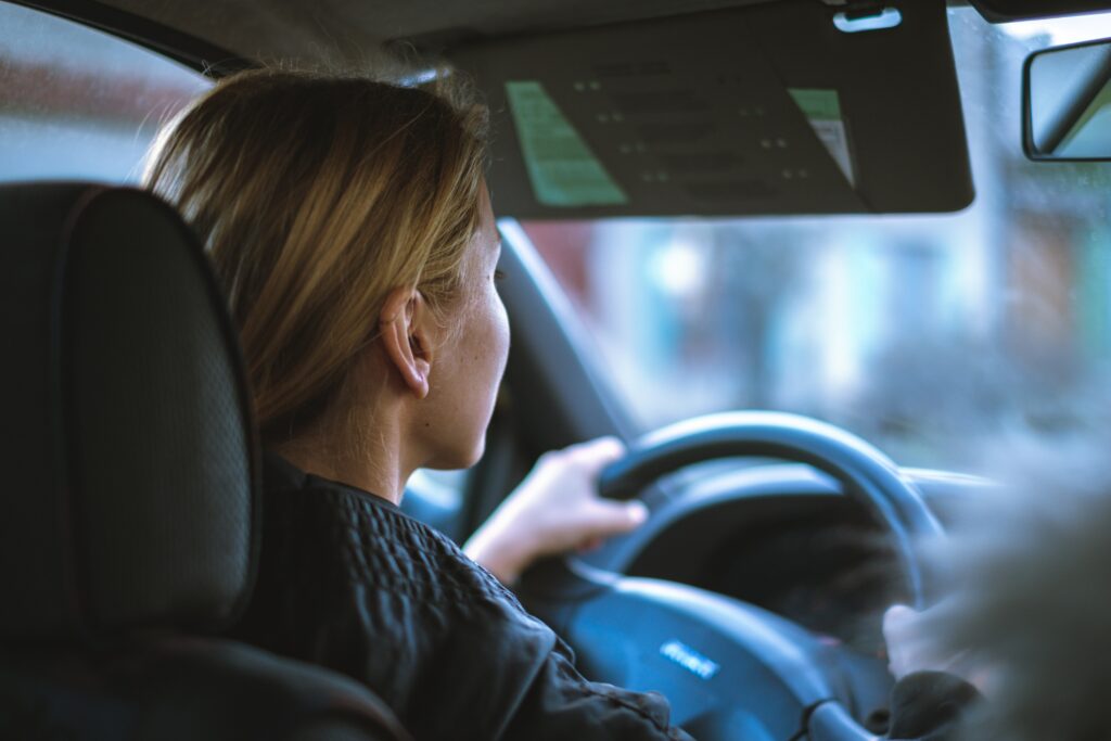 Junge Frau beim Autofahren