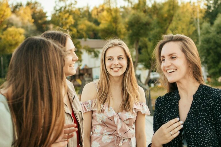 Junge Frauen unterhalten sich