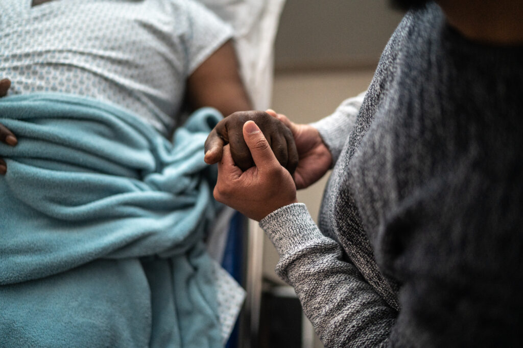 Hände am Krankenbett