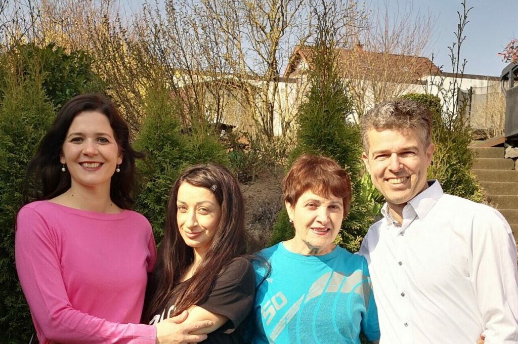 Claudio, Anna, Liidia und Anastasiia im Garten