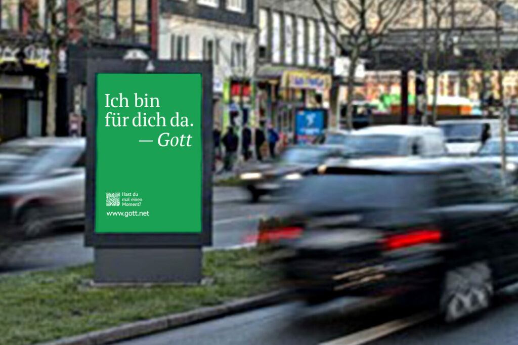 Plakat an einer Straße mit der Aufschrift "Ich bin für dich da. - Gott"