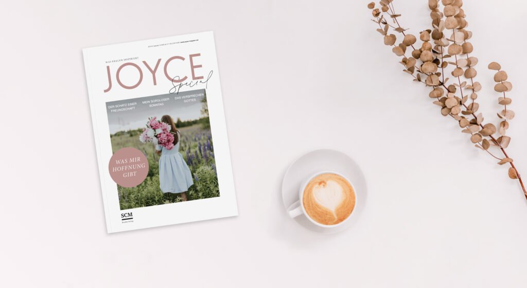 Das JOYCE Special liegt auf einem Tisch neben einer Tasse Kaffee