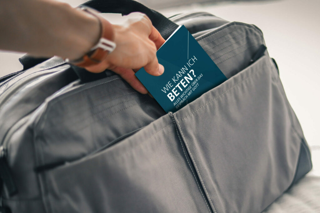 Jemand steckt evangelistische Flyer in seine Tasche