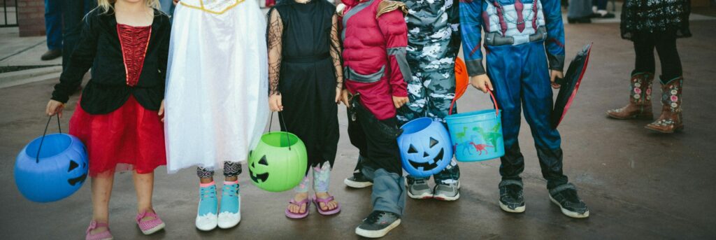 Verkleidete Kinder mit Kürbissen