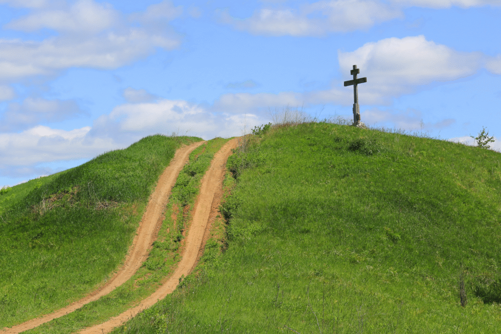 Weg durch Wiese mit Kreuz