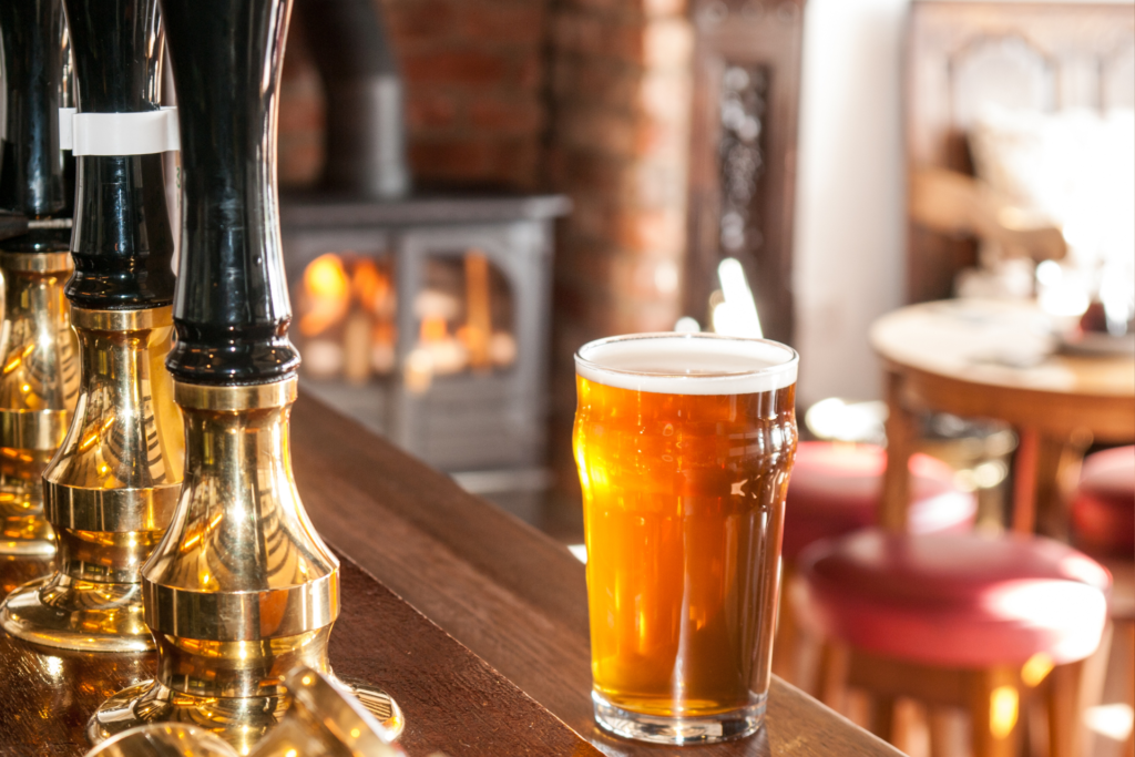 Theke mit Bierglas