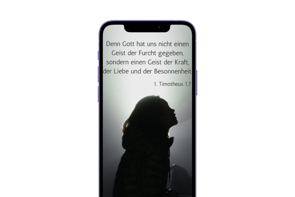 Smartphone mit Bild von Frau, die in den Himmel blickt