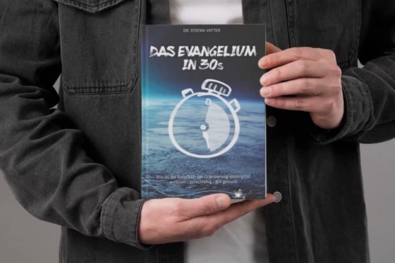 Buchcover zwischen Händen
