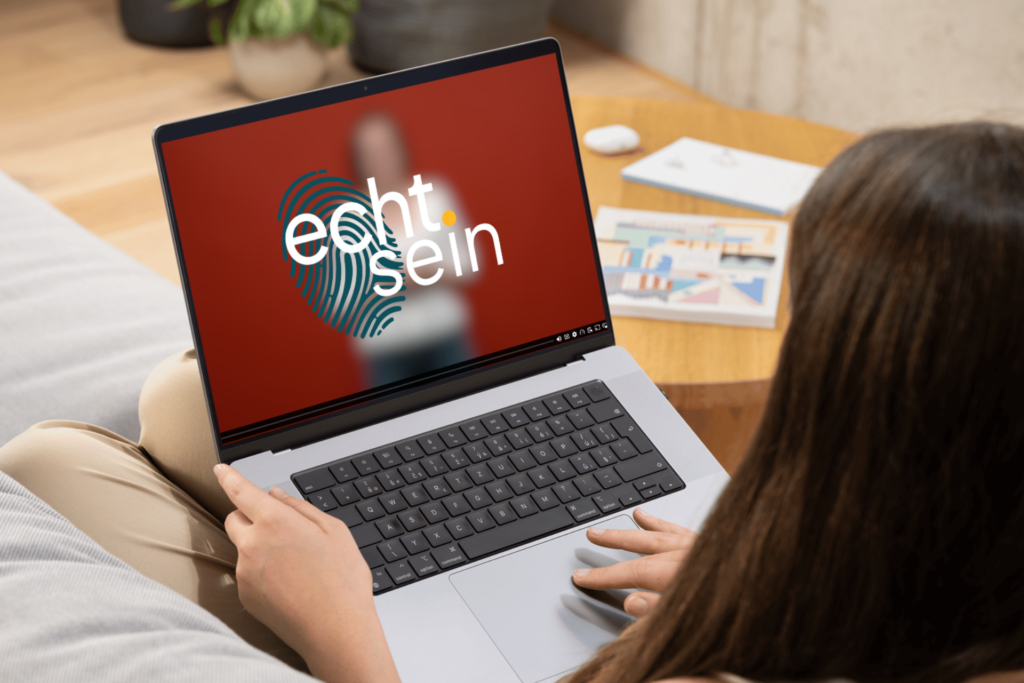 Frau sitzt vor Laptop