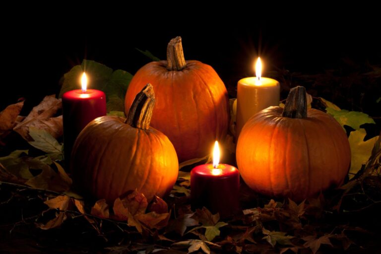 Kürbis und Kerze leuchten zu All Hallow's Eve Reformationsfest